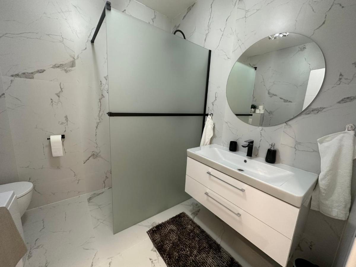 Klimatizovany Apartmanovy Dom S Virivkou, 9A Senec Buitenkant foto