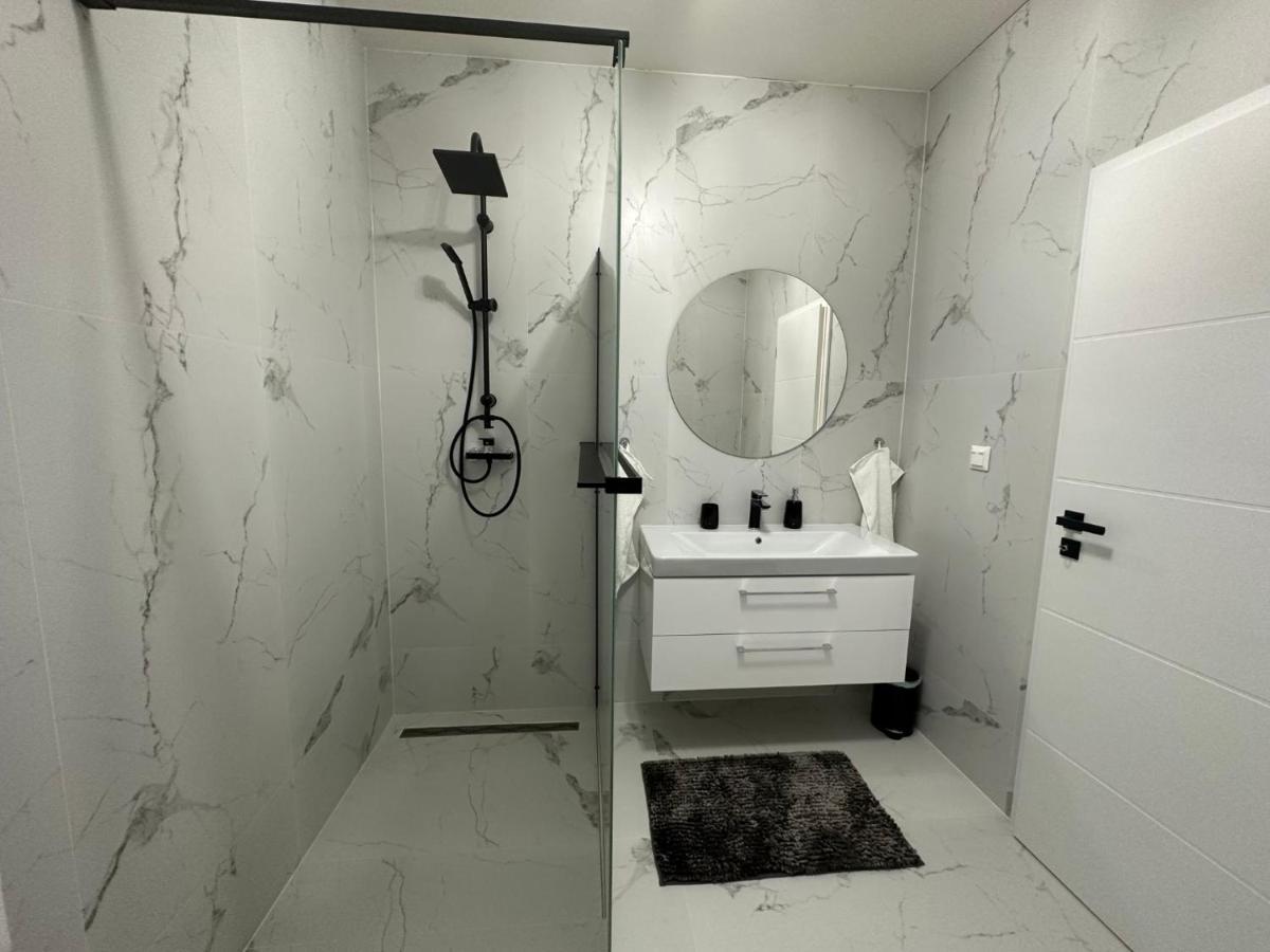 Klimatizovany Apartmanovy Dom S Virivkou, 9A Senec Buitenkant foto
