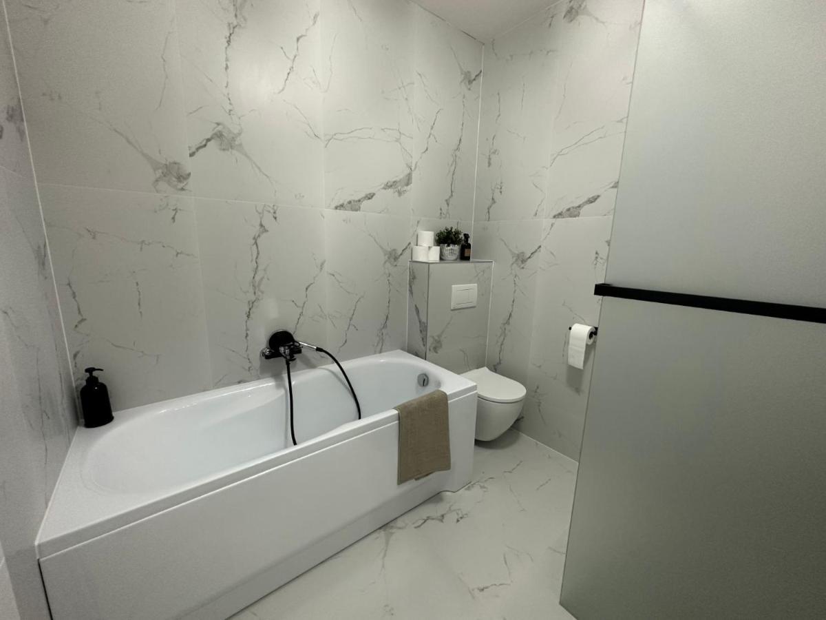 Klimatizovany Apartmanovy Dom S Virivkou, 9A Senec Buitenkant foto